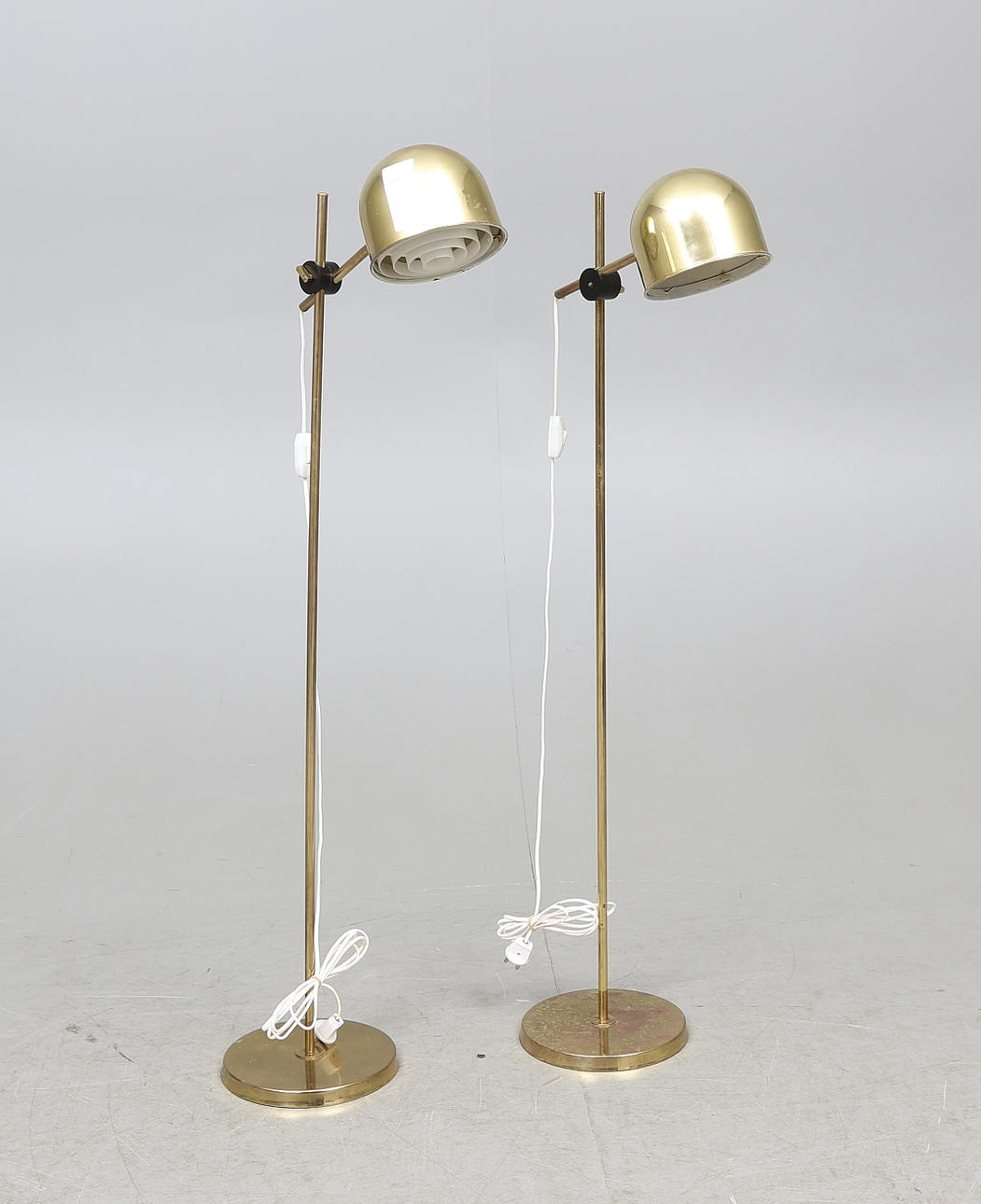 GOLVLAMPOR, ett par, mässing, Konsthantverk Tyringe, 1900-talets andra hälft.