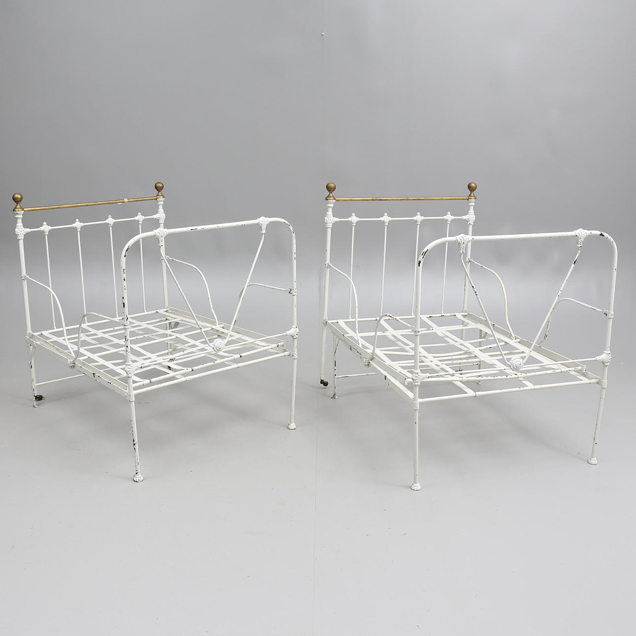 JÄRNSÄNGAR, ett par, tidigt 1900-tal.