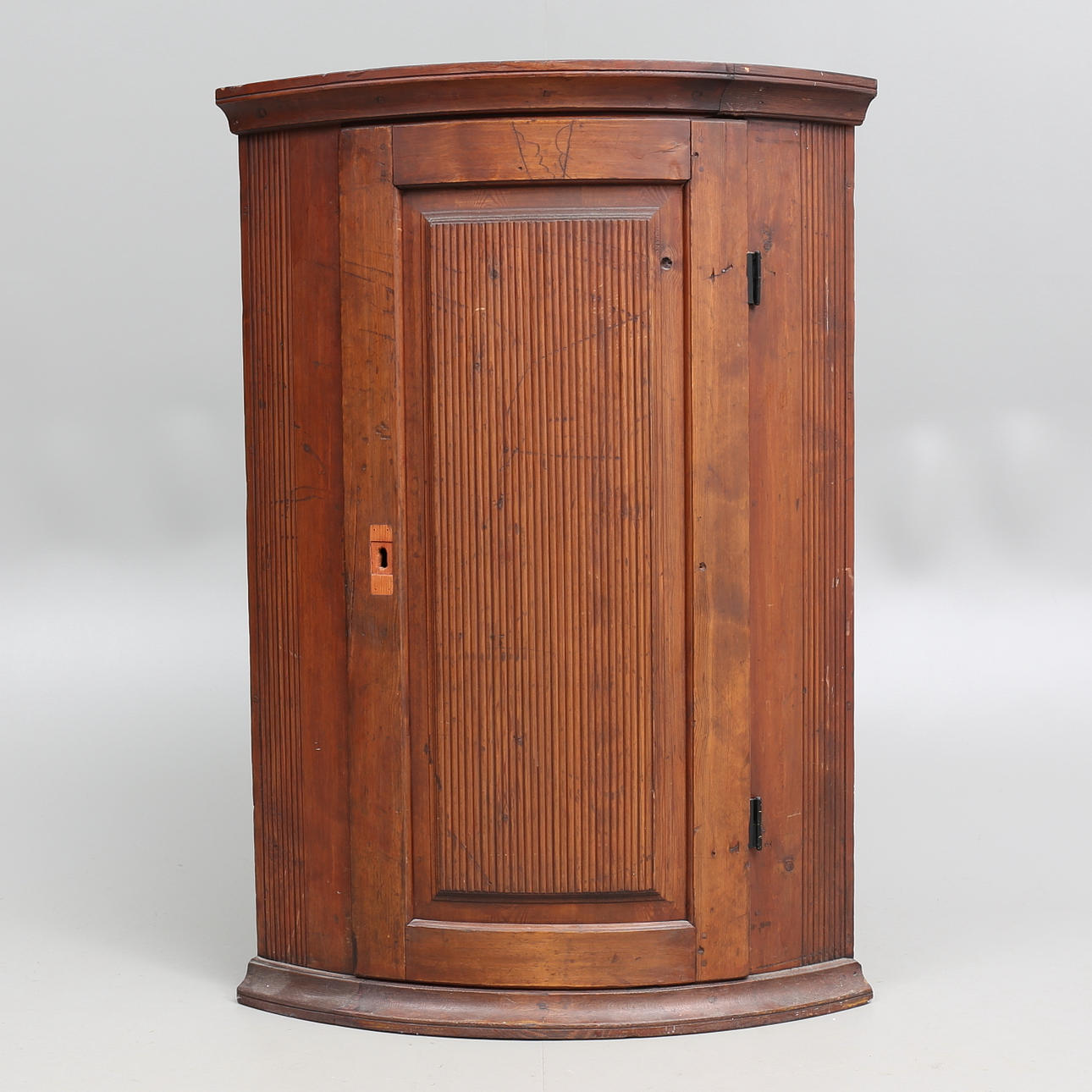 HÖRNSKÅP, sengustavianskt, 1800-tal.