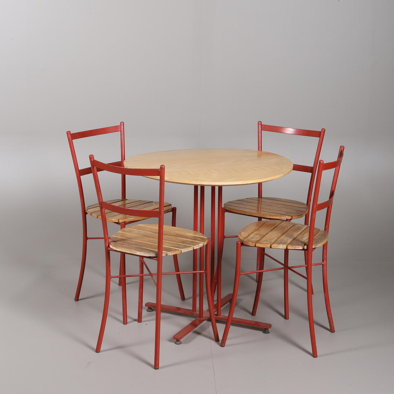 TRÄDGÅRDSMÖBLER (5), etikettmärkt Scandi-form, metallunderrede med träsits.