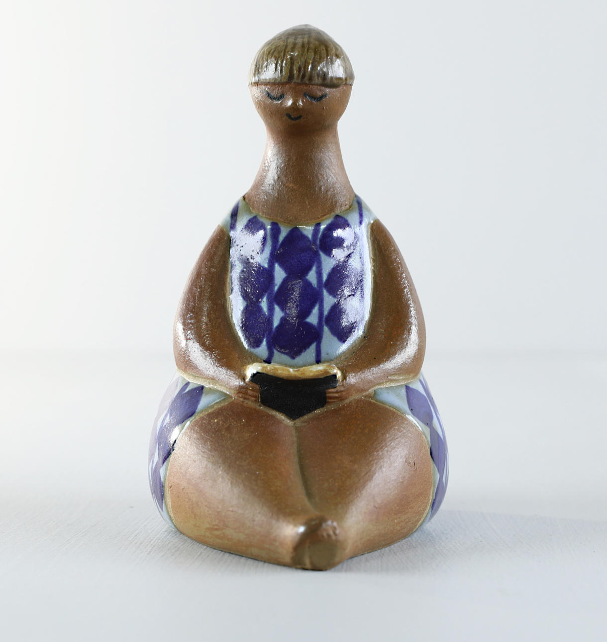LISA LARSON. The figurine, 