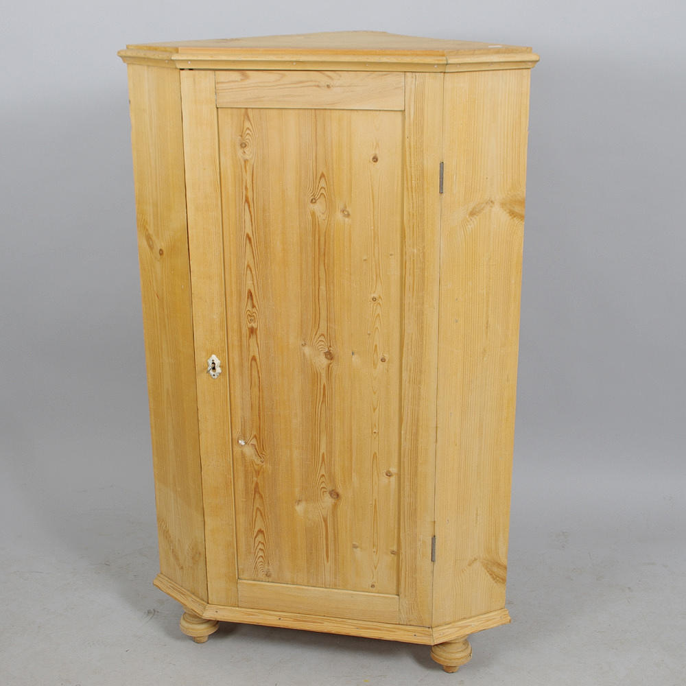 HÖRNSKÅP, fur, 1800-tal.