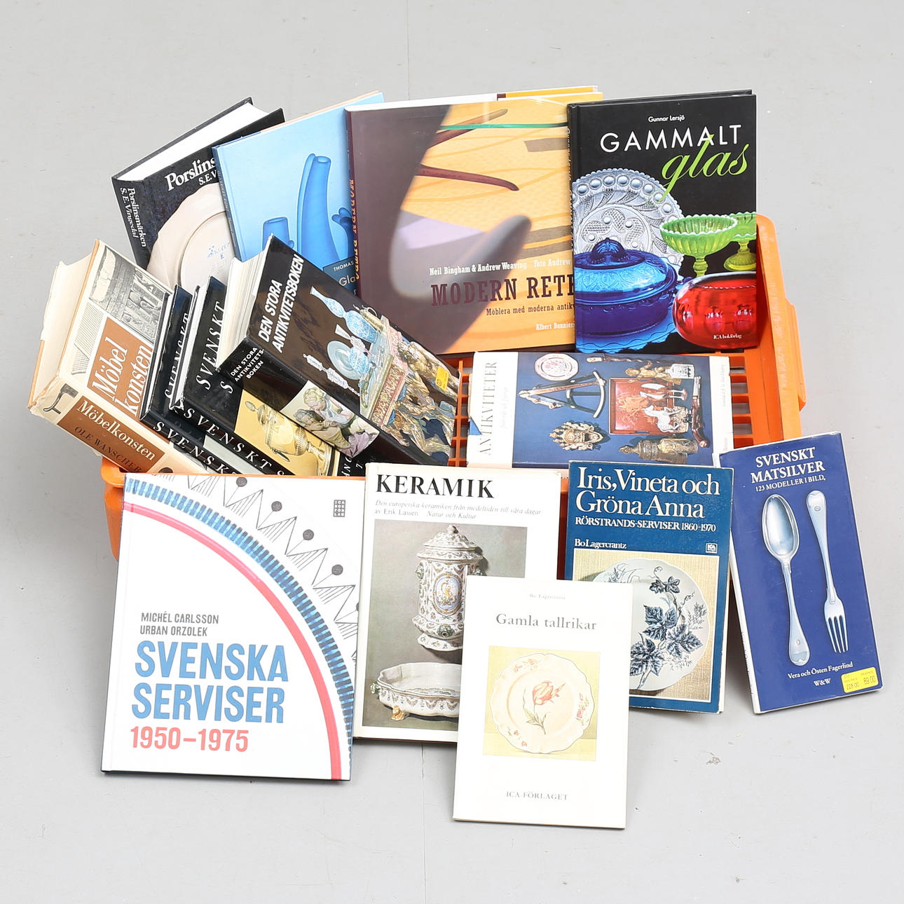 PARTI BÖCKER (14), antikviteter, inredning, porslin, glas, silver.