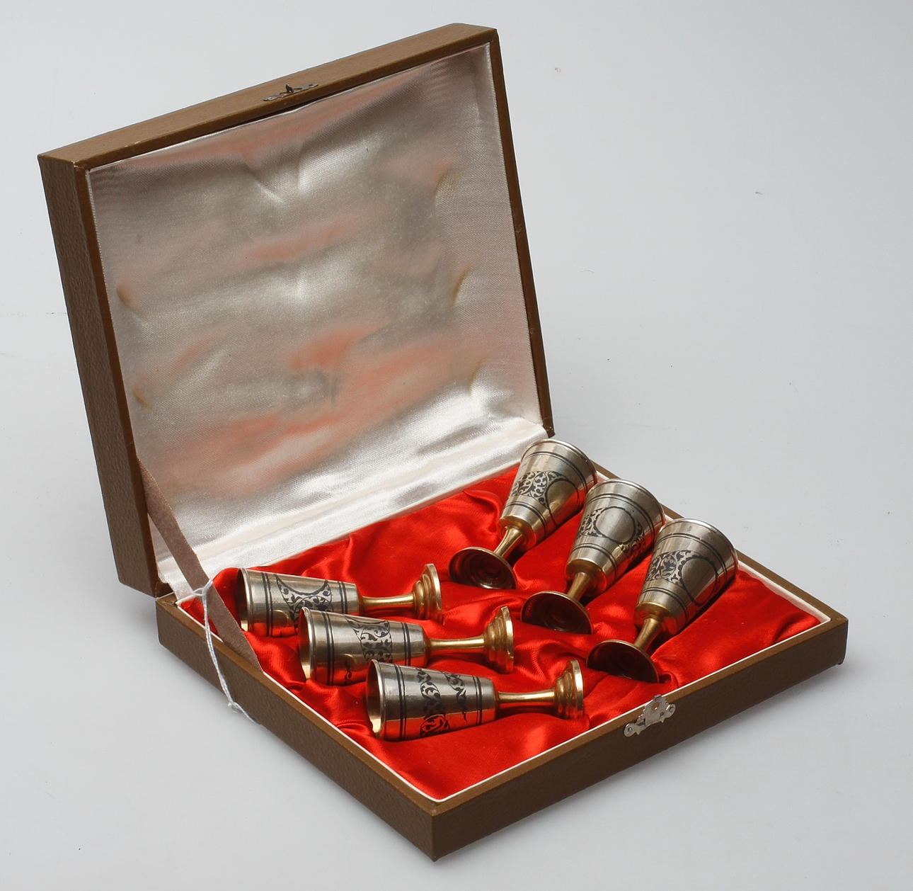 SNAPSGLAS, 6 st, silver med niellodekor, Sovjet, 1900-tal, vikt ca. 256,2 gram.