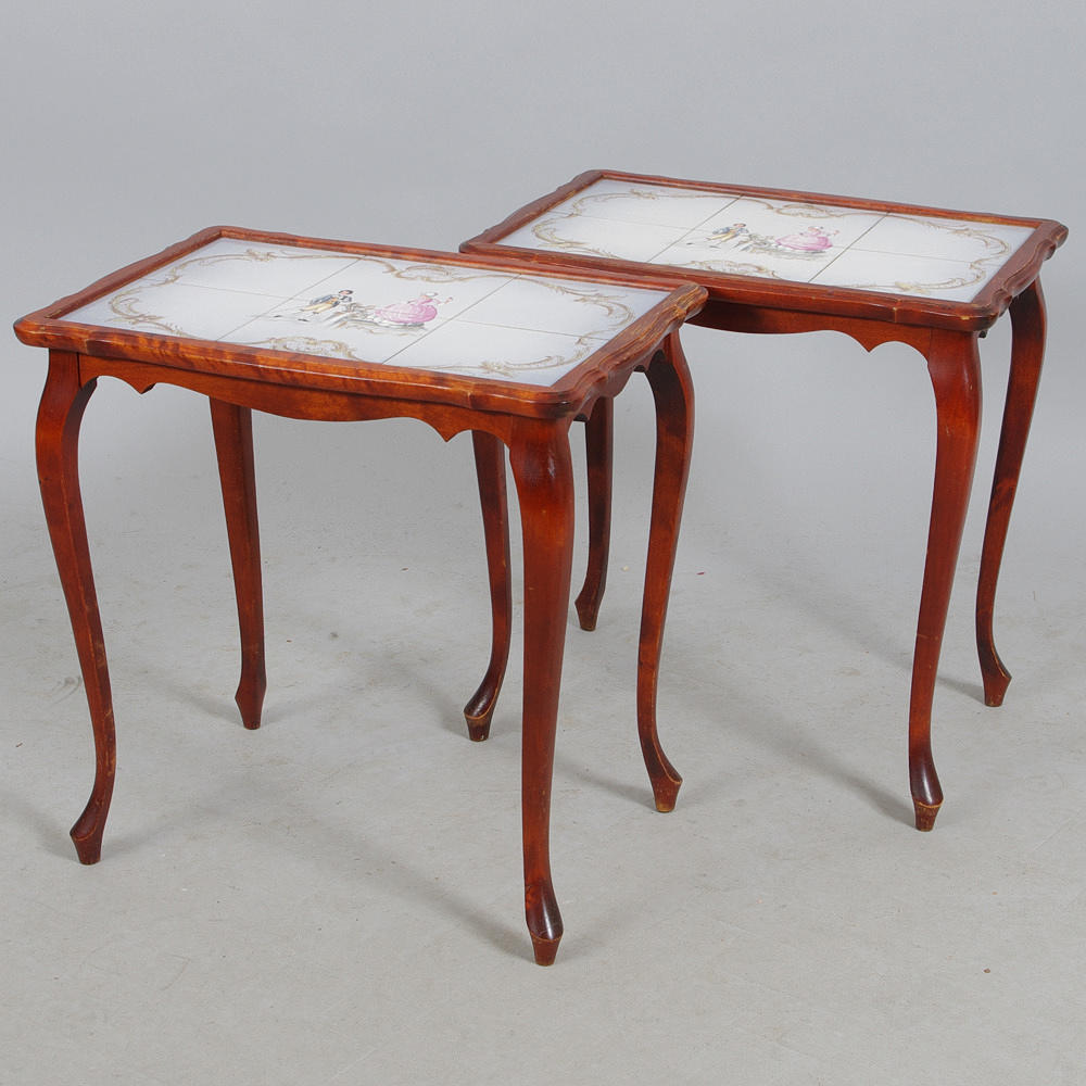 LAMPBORD, 1 par, mahogny med kakelskivor, rokokostil.