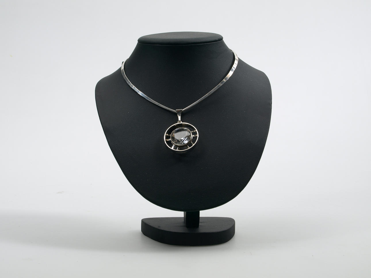 HALSBAND MED HÄNGE, silver och bergskristall.