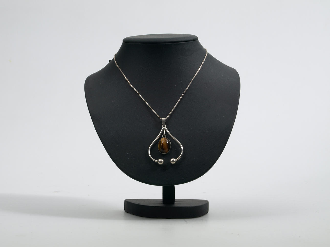 HALSBAND MED HÄNGE, silver och tigeröga.