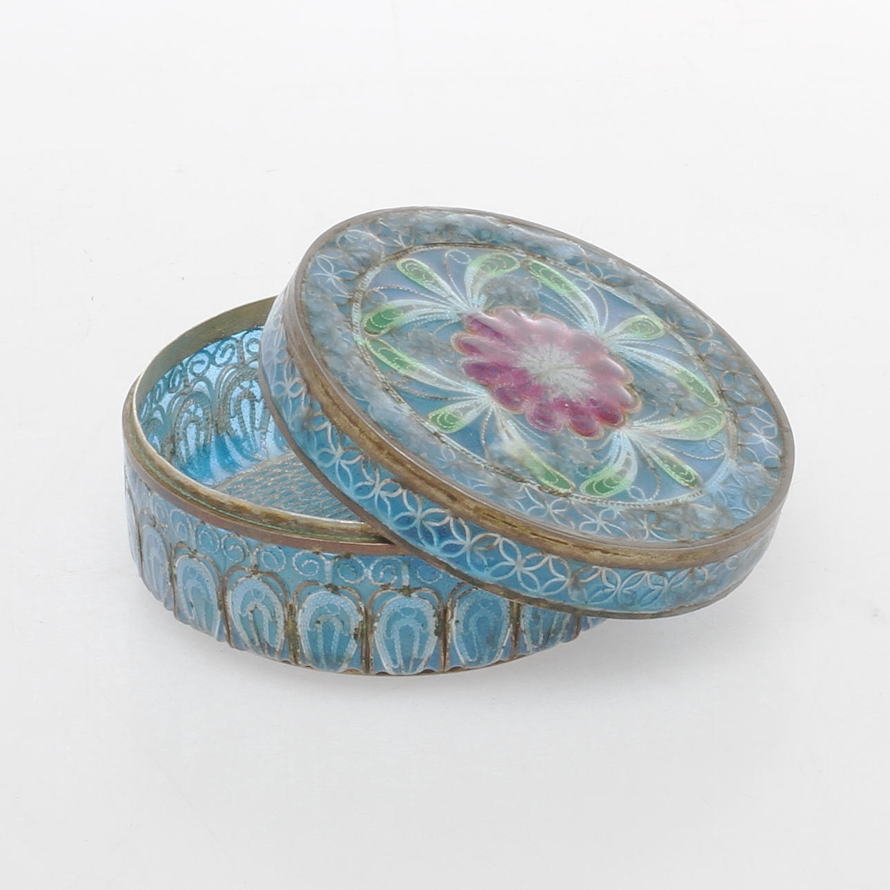 DOSA, filigranarbete i silver med plique a jour-teknik, 1900-tal.