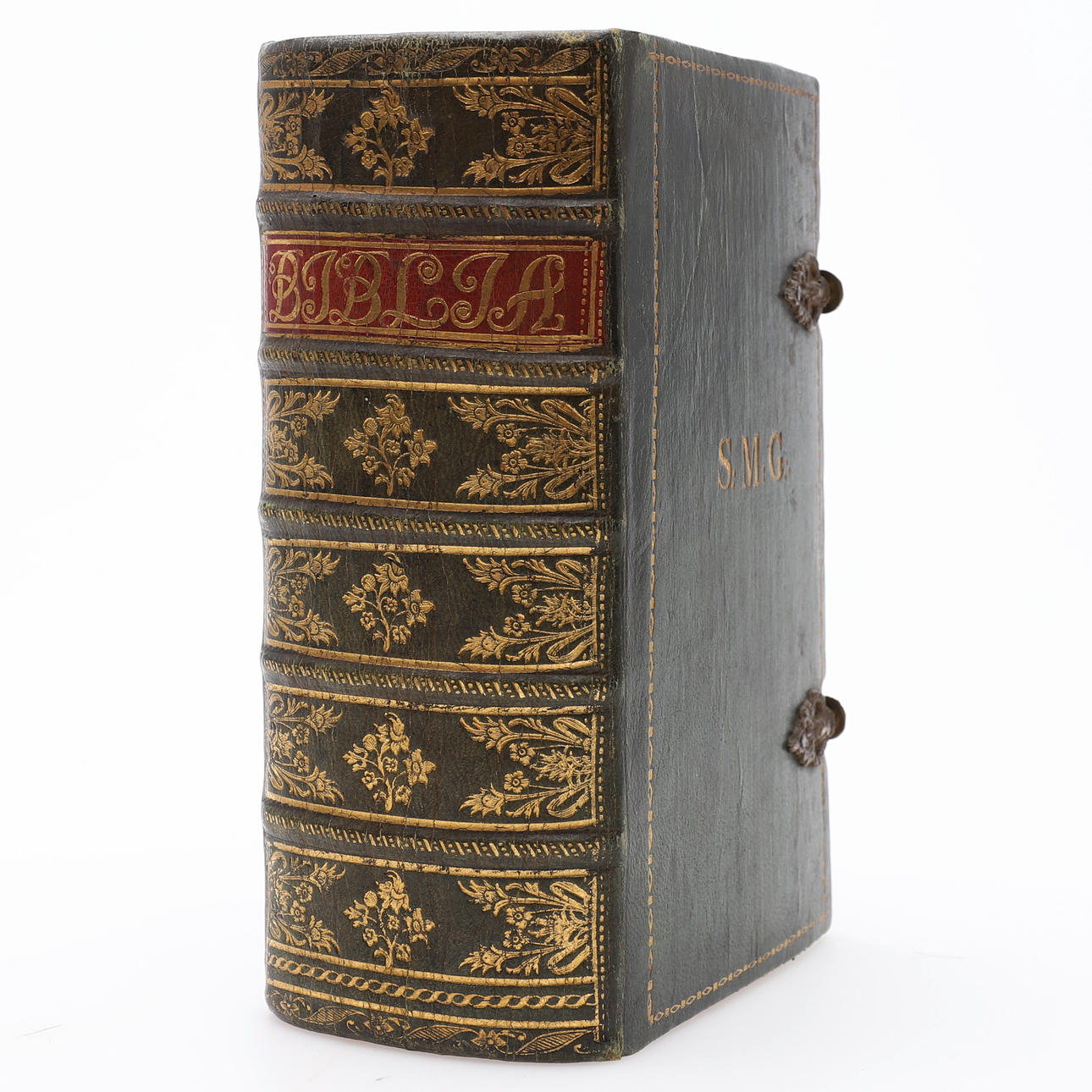 BOOK BANDS. A BEAUTIFUL BOUND BIBLE FROM 1764 IN A GREEN MOROCCO BIND WITH GILT BACK DECORATION, CHISELED CUTTING AND BRONZE BUCKLES.