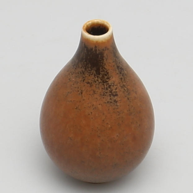 VAS. Stengods. Brun harpälsglasyr. Saxbo. Denmark. Monogramsignerad.