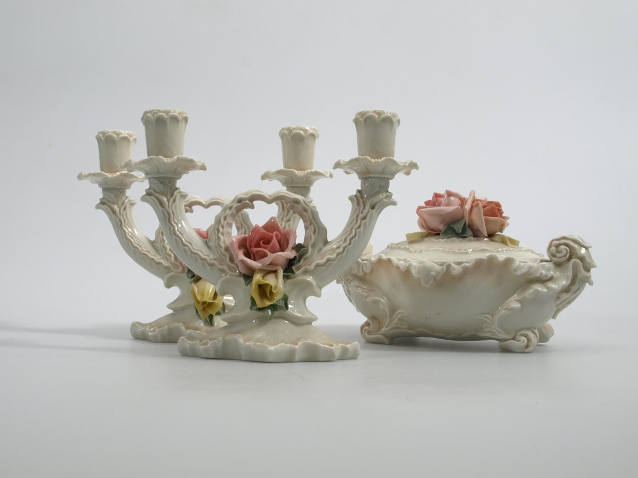 LJUSSTAKAR OCH LOCKSKÅL, porslin, ENS.