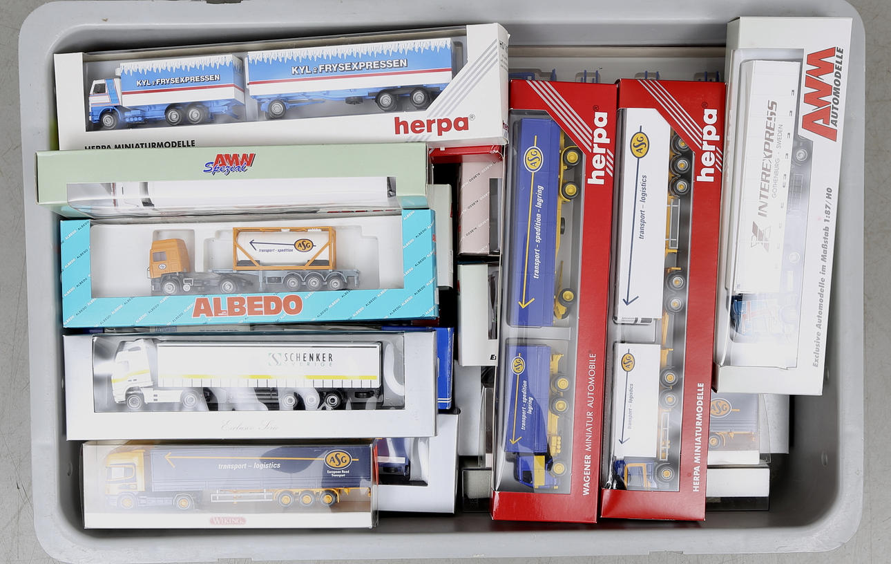 MODELLER, 25 st, lastbilar, bland annat Herpa, Albedo, AWM, Roco.