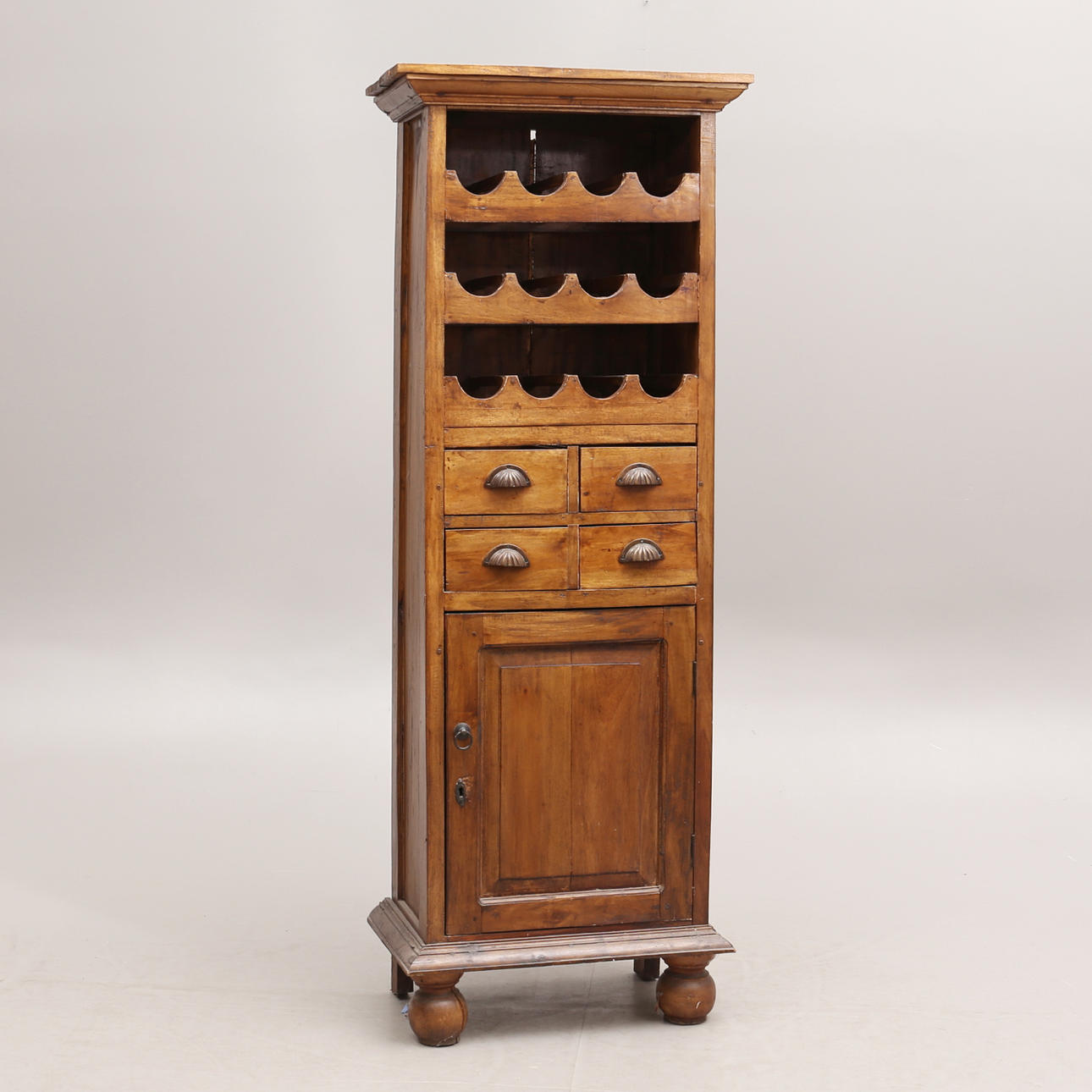 Viinihylly/kaappi, puu, 1900-luku.