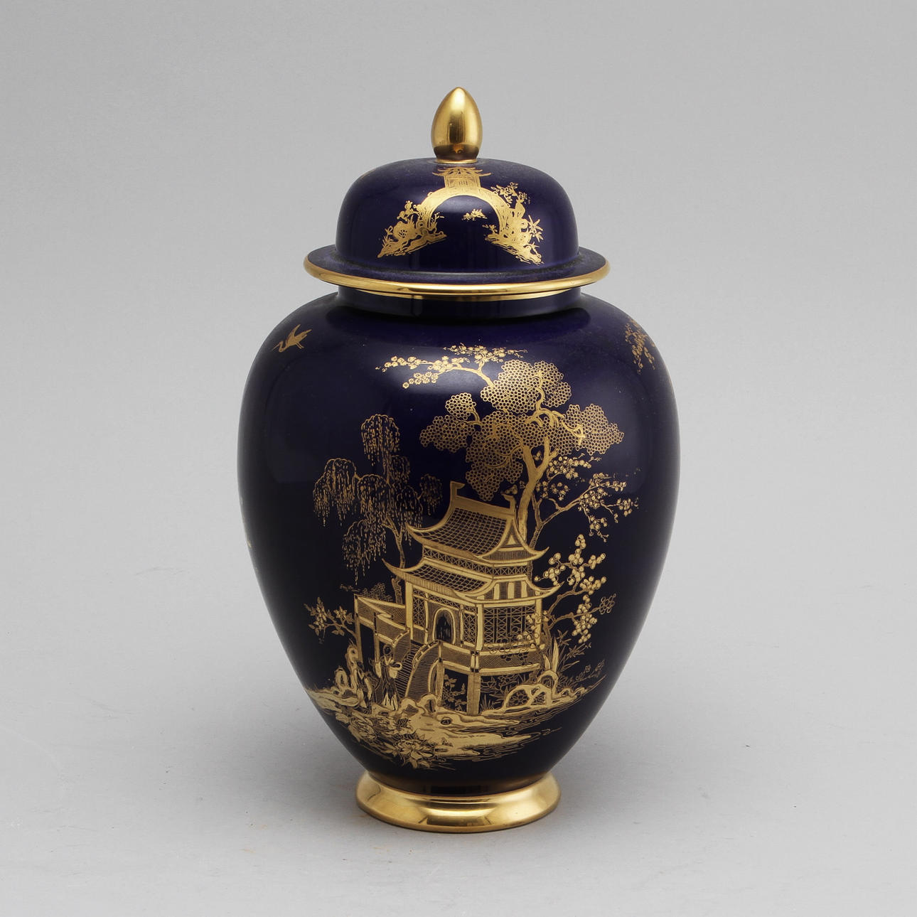 URNA med LOCK, porslin, Carlton Ware, England, 1900-tal.