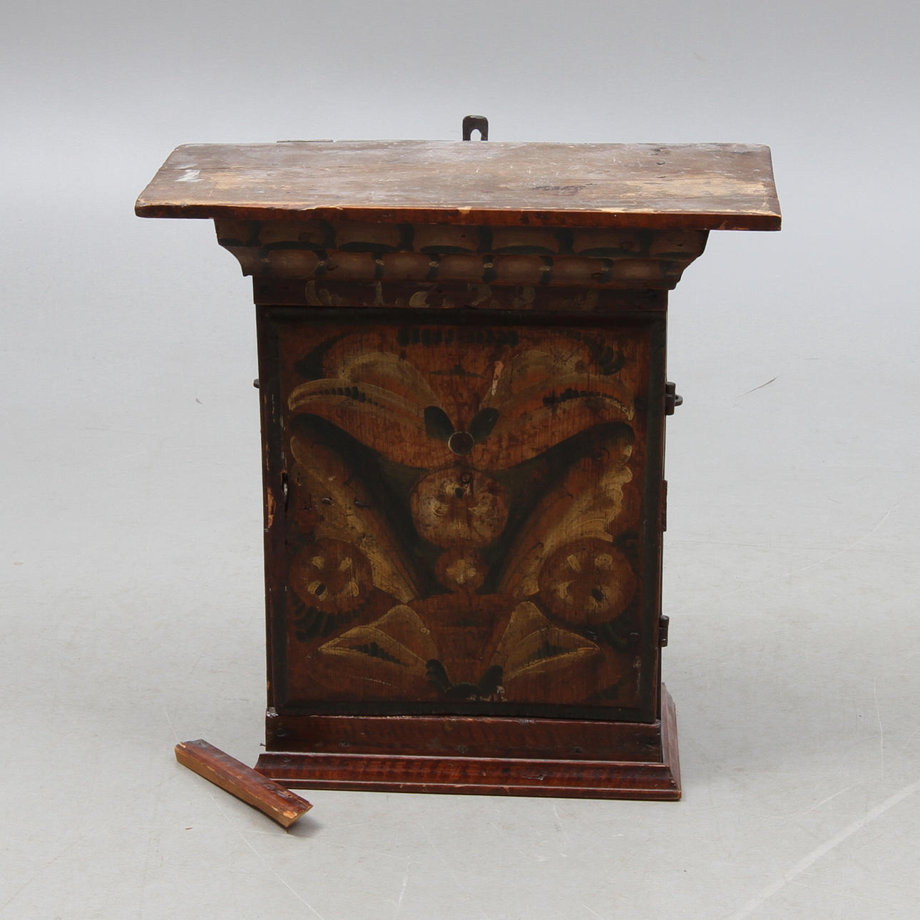 HÄNGSKÅP, allmoge, daterad 1799.