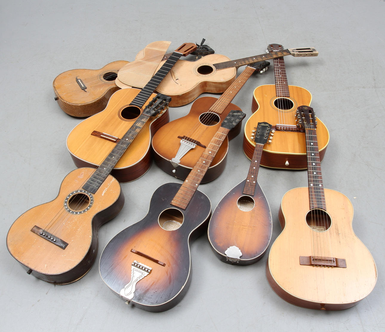 GITARRER, 8 st samt MANDOLIN, renoveringsobjekt.