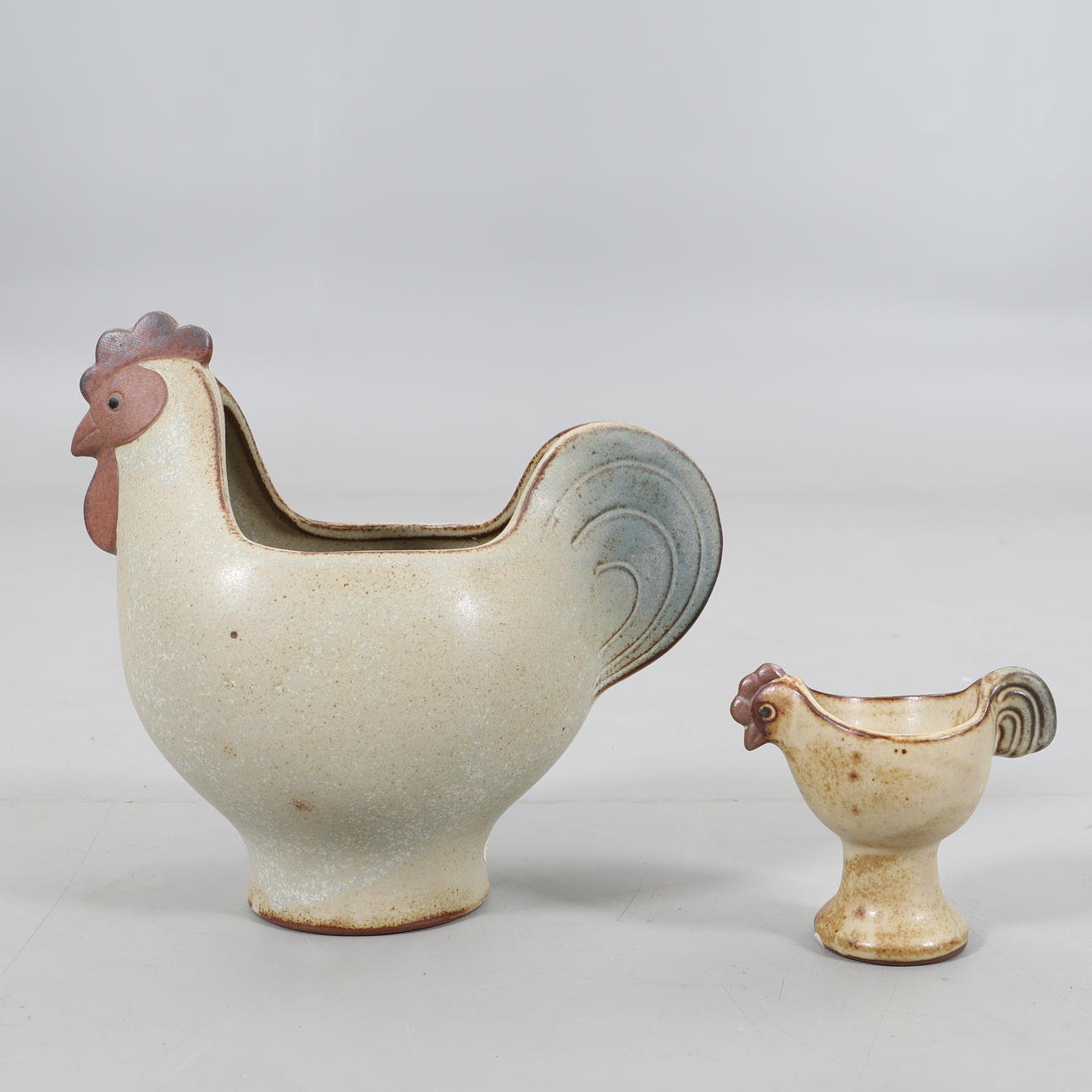 LISA LARSON. Figuurit, 2 kpl, kivitavara, munakana/munakuppi, merkitty.