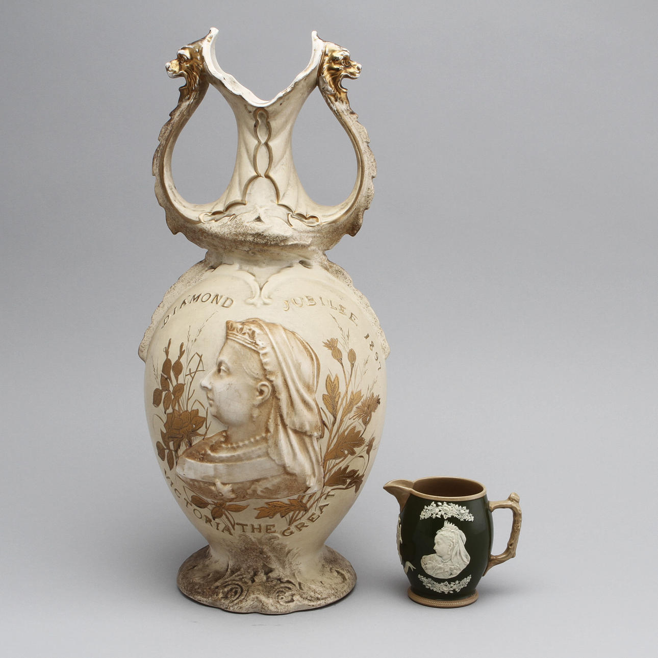 JUBILEUMSVAS samt KANNA, flintgods, England, 1897.