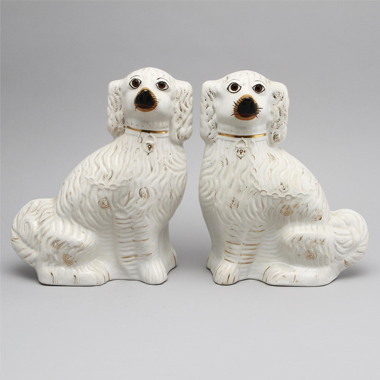 HUNDAR, ett par, flintgods, troligen Staffordshire, England, 1800-talets andra hälft.