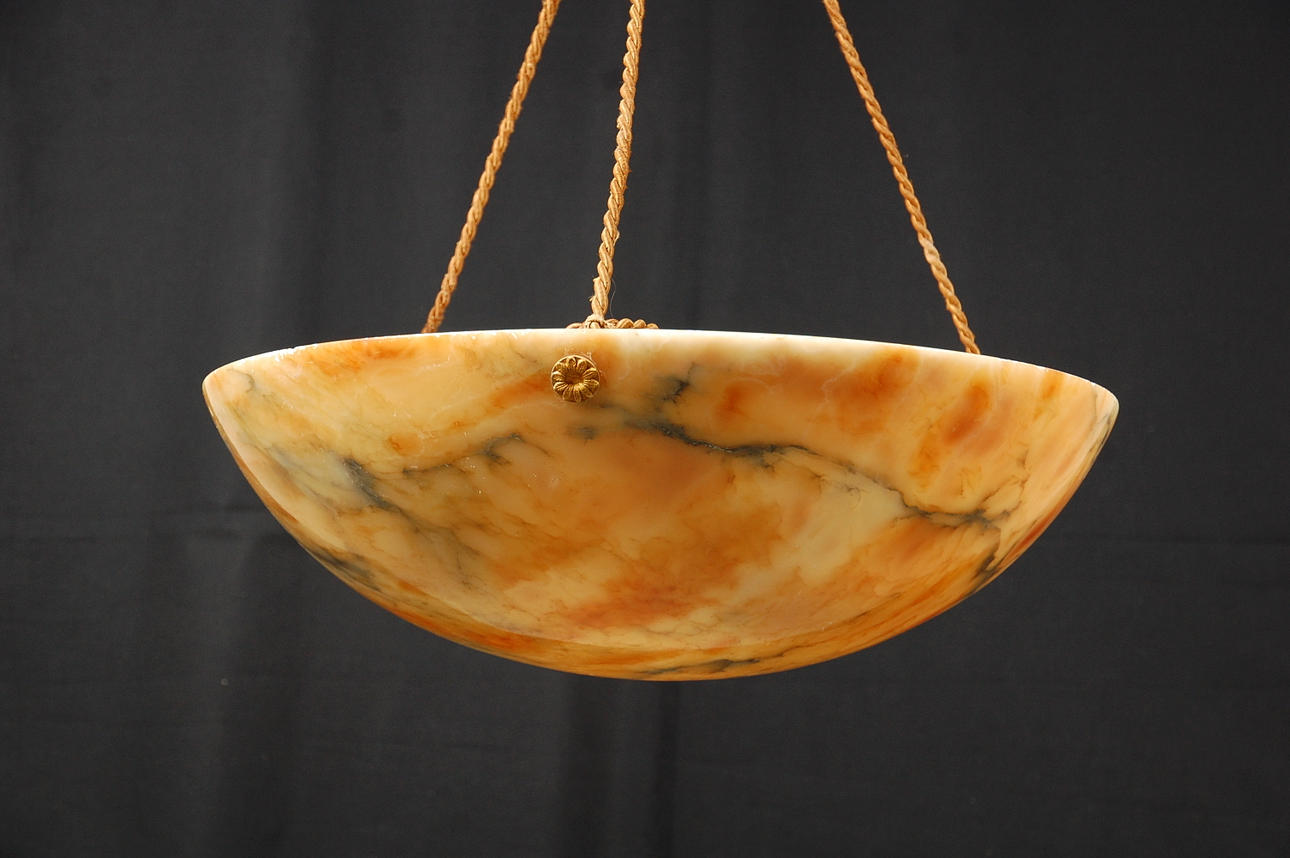 TAKLAMPA, alabaster, 1900-talets första hälft.