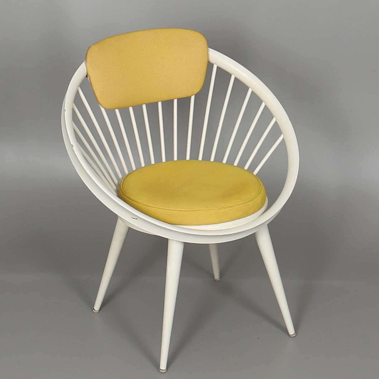 STOL. Vitlackerat trä "Circle", Design 1958, Yngve Ekström.