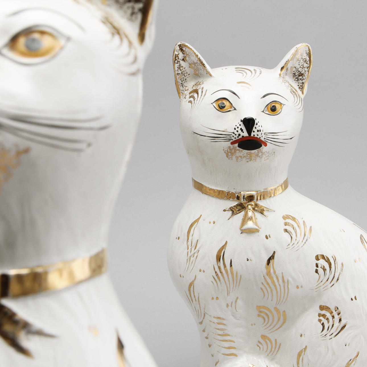 KATTER, ett par, flintgods, Staffordshire, England 1800-talets andra hälft.