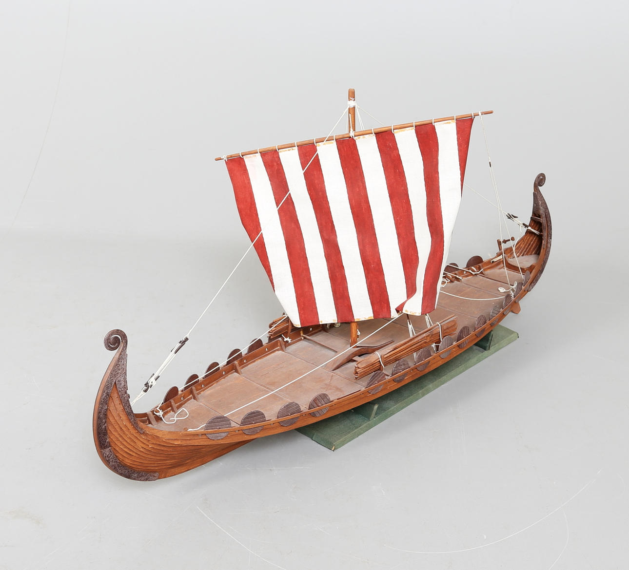 MODELLBÅT, trä, vikingaskepp.