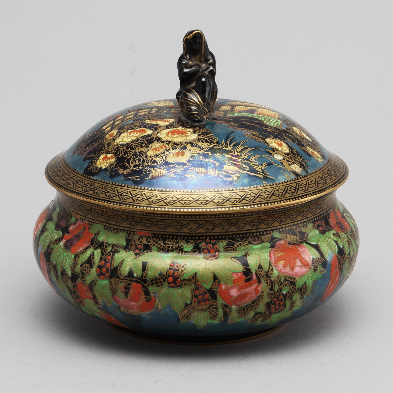 BONBONJÄR, porslin, "lustre ware", design Daisy Jones, Wedgewood, England, 1900-tal.