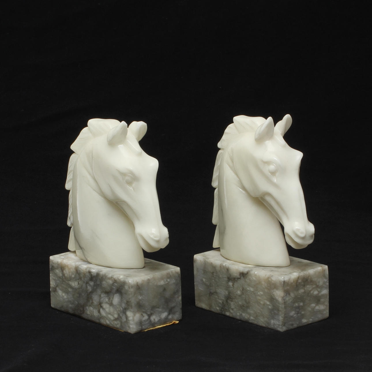 BOKSTÖD, 1 par, i form av hästhuvuden, alabaster, 1900-tal.