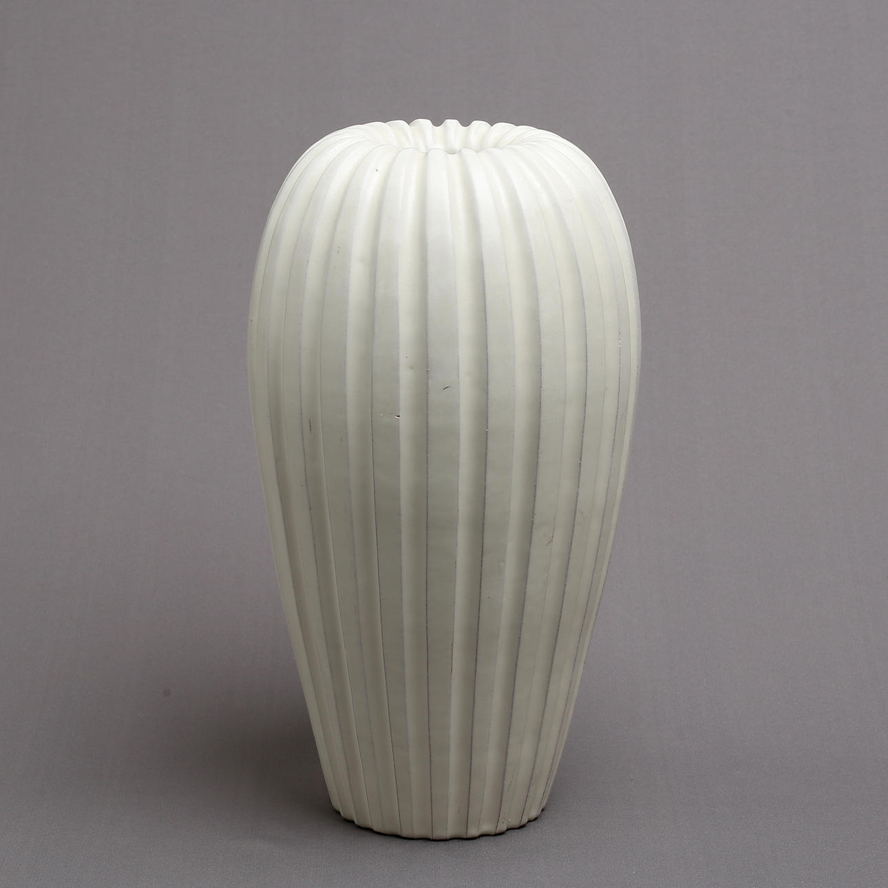 VICKE LINDSTRAND. Vas, keramik, Ekeby.