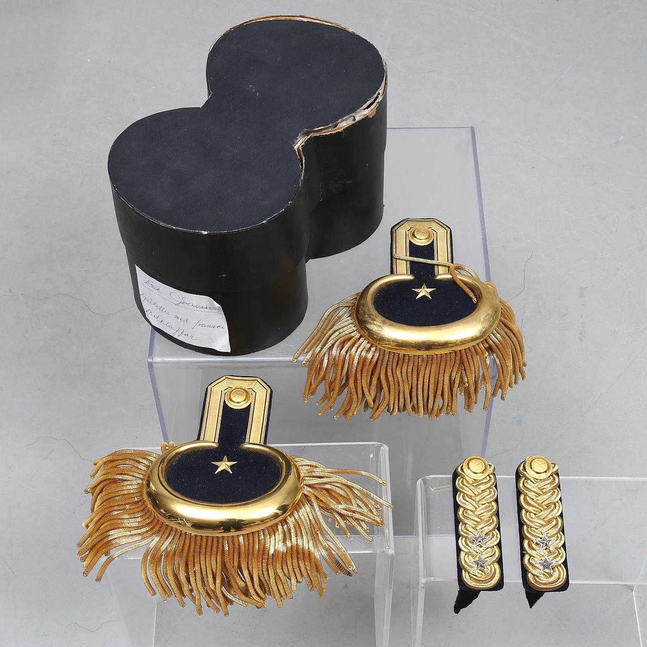 Epauletten mit Fransen und Schulterklappen. Originalverpackung.