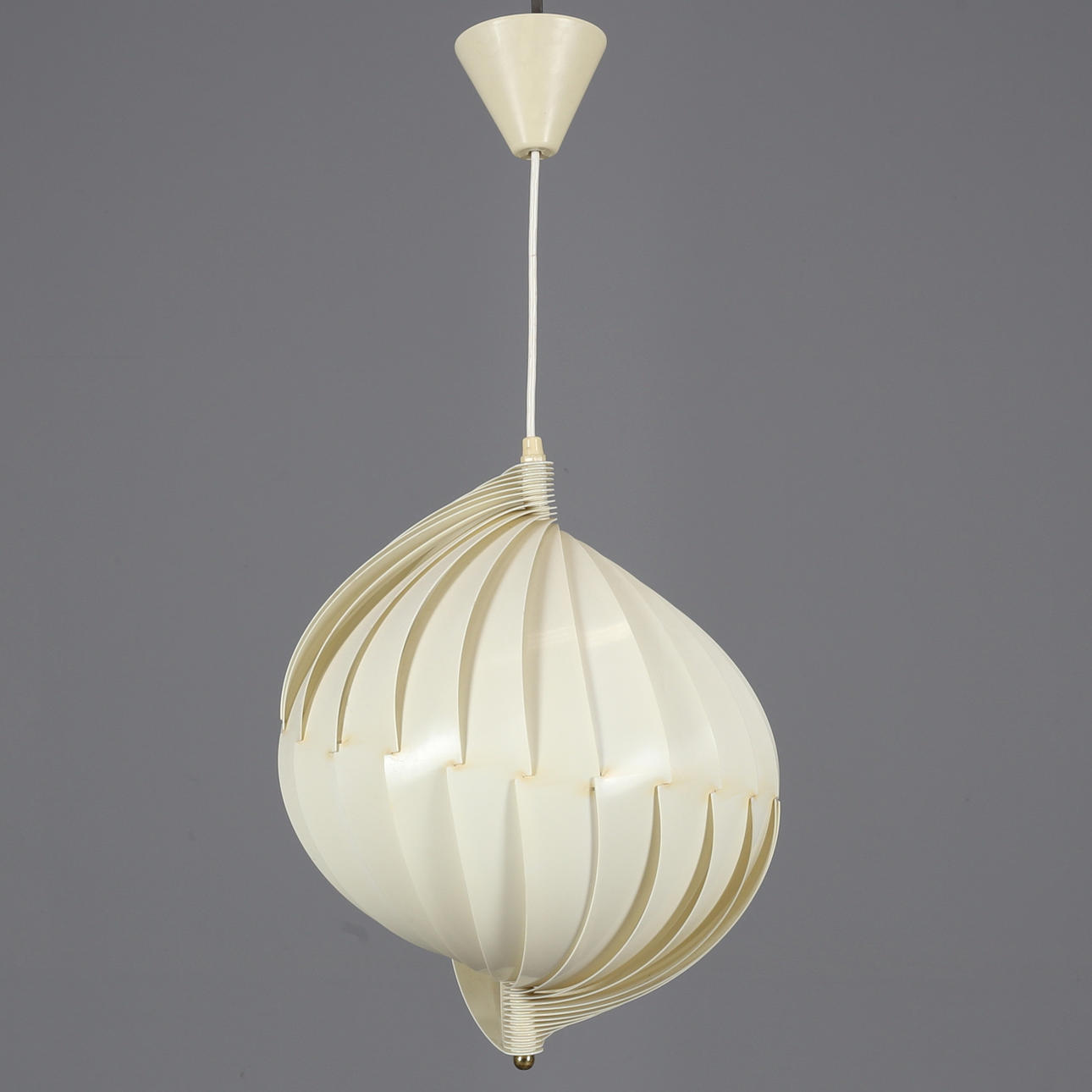 TAKLAMPA, plast, 1900-talets andra hälft.