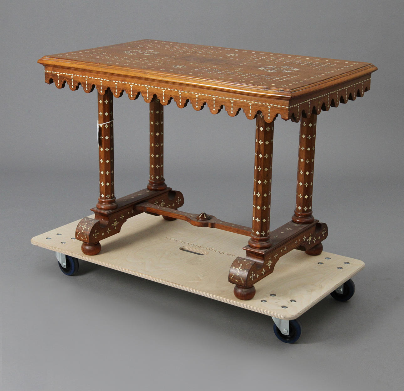 BORD. Palisander med flera träslag. Orientalisk, omkring 1900.