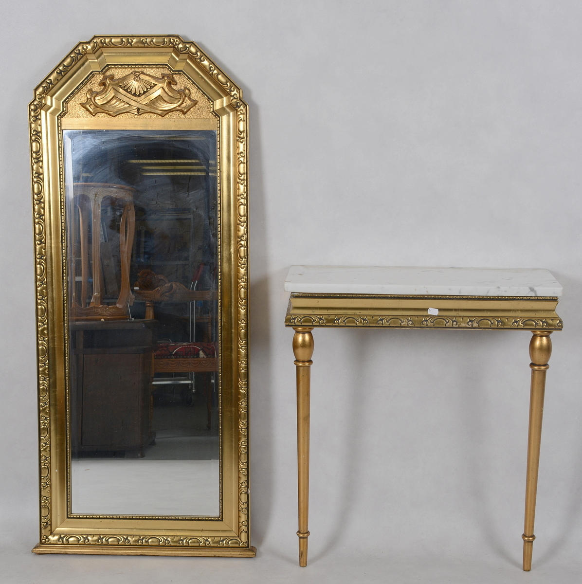 FÖRGYLLD SPEGEL MED KONSOL.