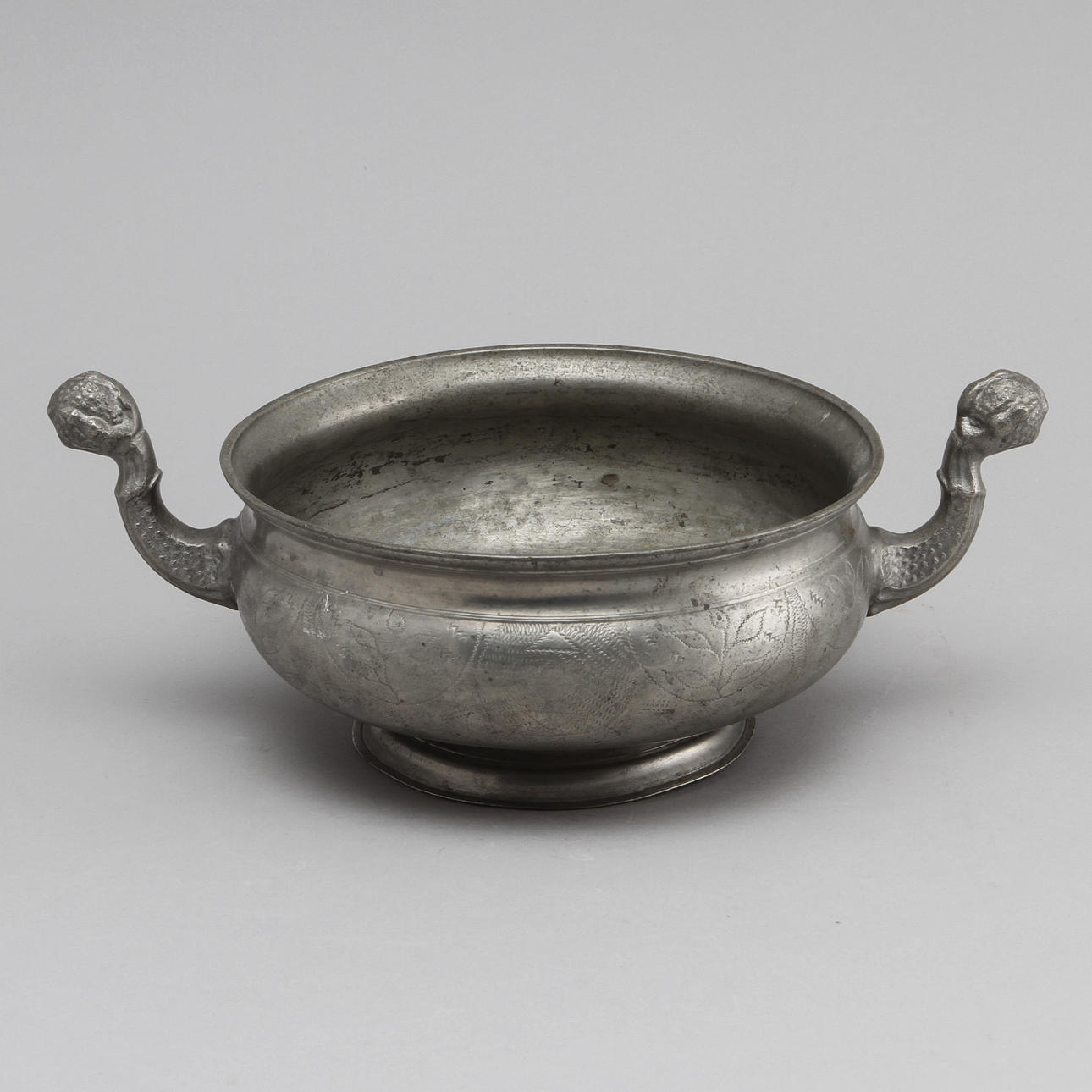 KALLSKÅLSKÅL, tenn, 1791? Otydliga stämplar.