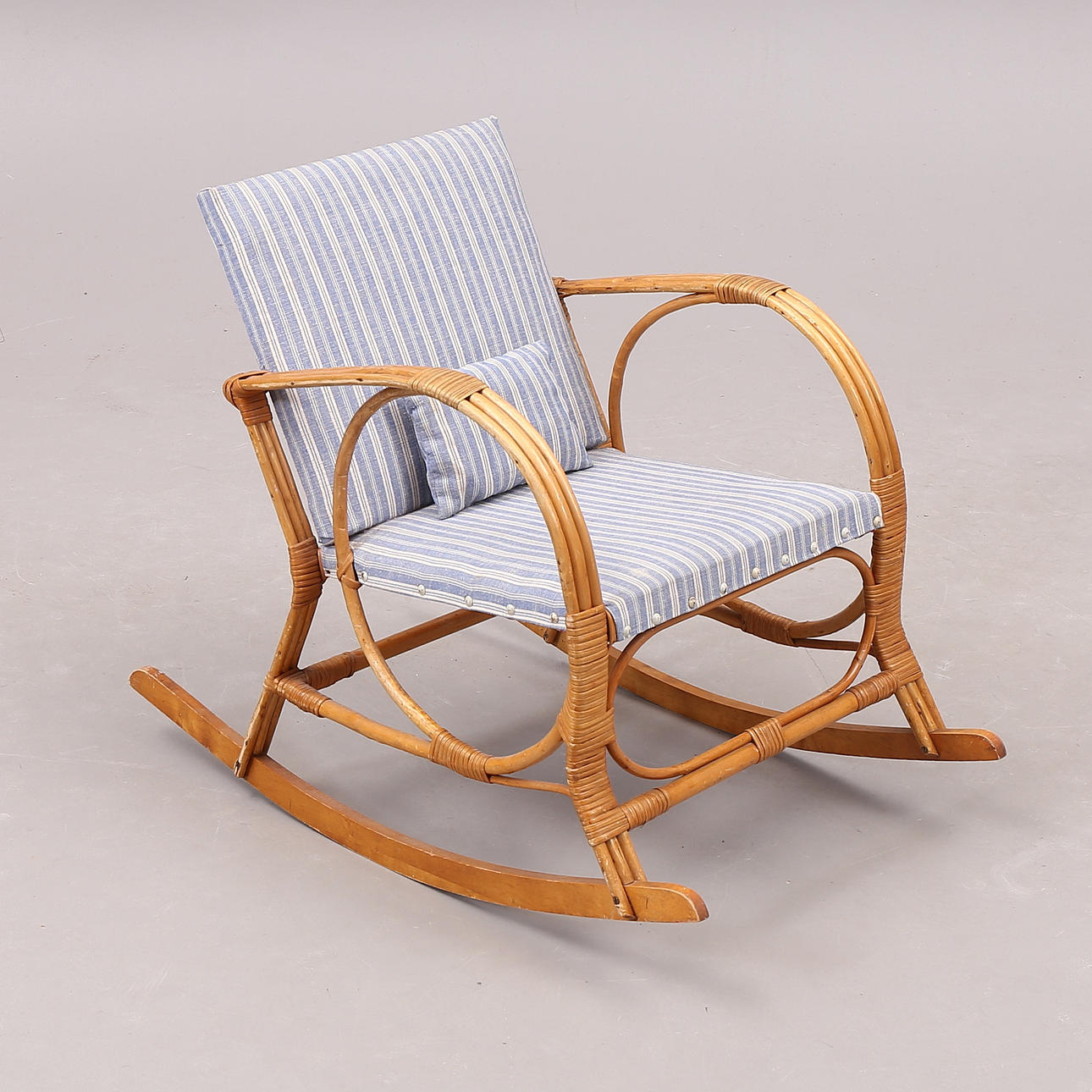 KINDERSTUHL, Rattan/Stoff, Mitte 20. Jahrhundert.