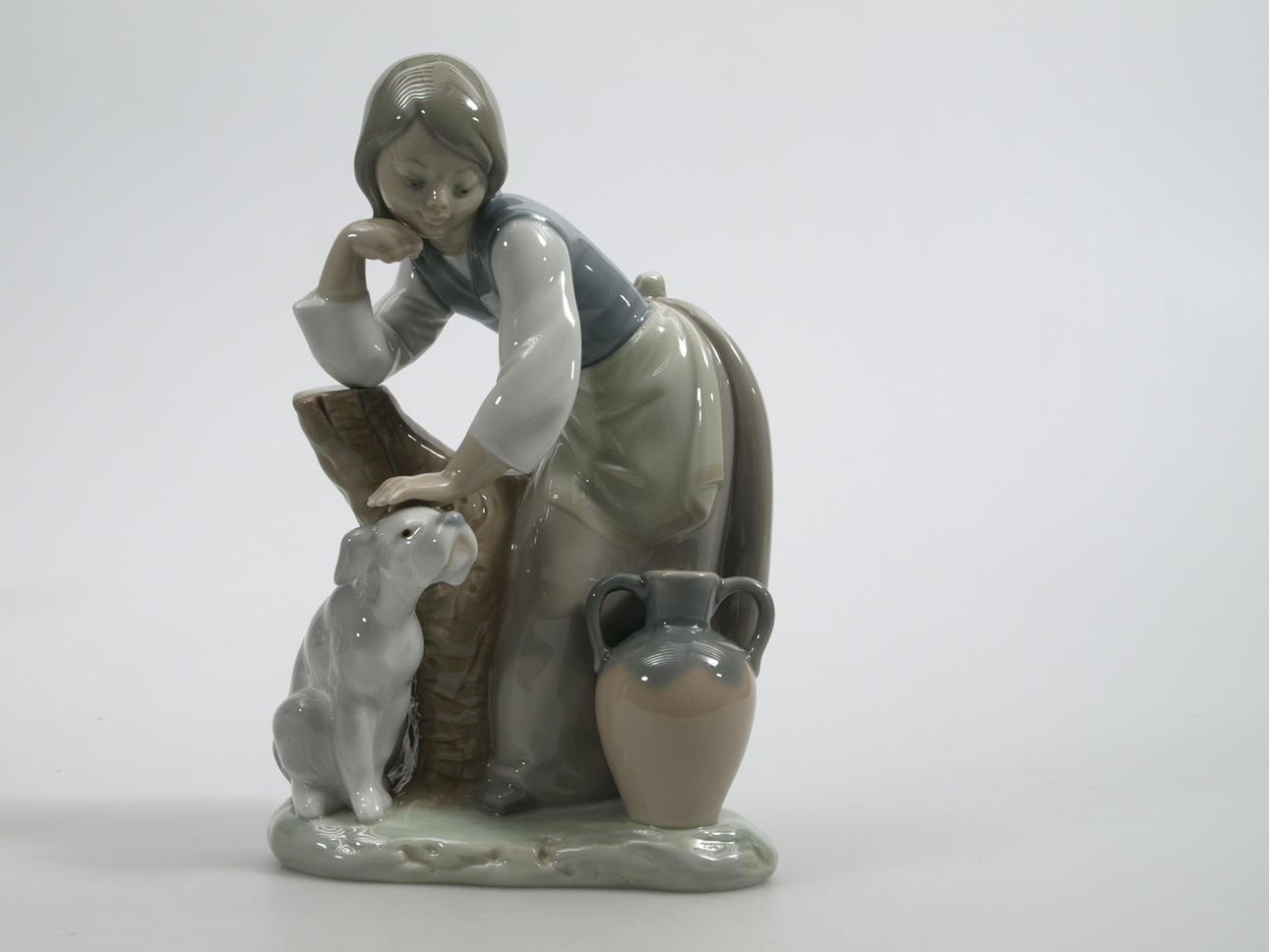 FIGURIN, porslin, Flicka med hund och vattenkrus, Lladro.