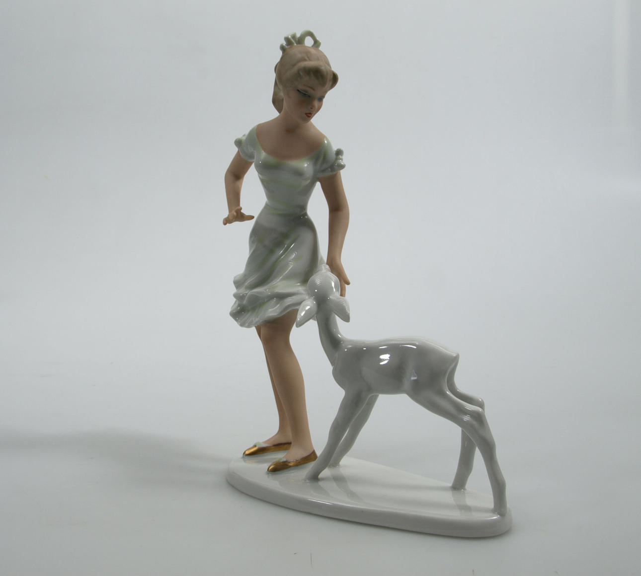 FIGURIN, porslin, Flicka med kid, Wallendorf.