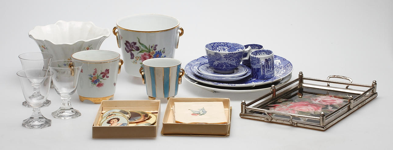 KERAMIK och GLAS/METALL, bland annat Rörstrand, Spode.