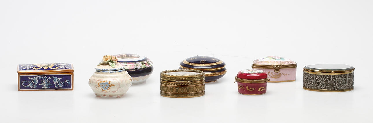 DOSOR, 8 st, porslin och metall, bland annat Frankrike.