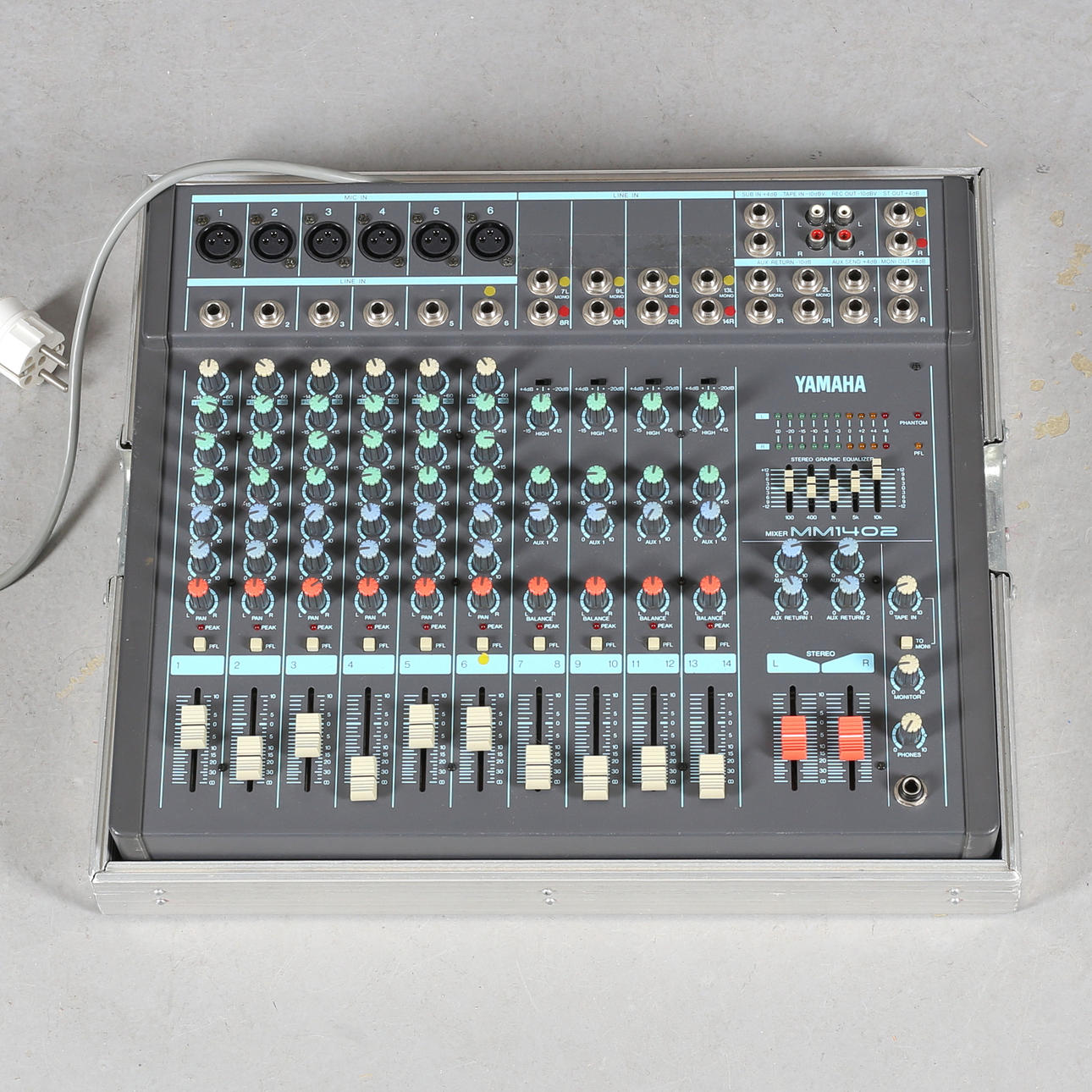 MIXER, Yamaha, MM1402, with flight case. Collectables - Musical