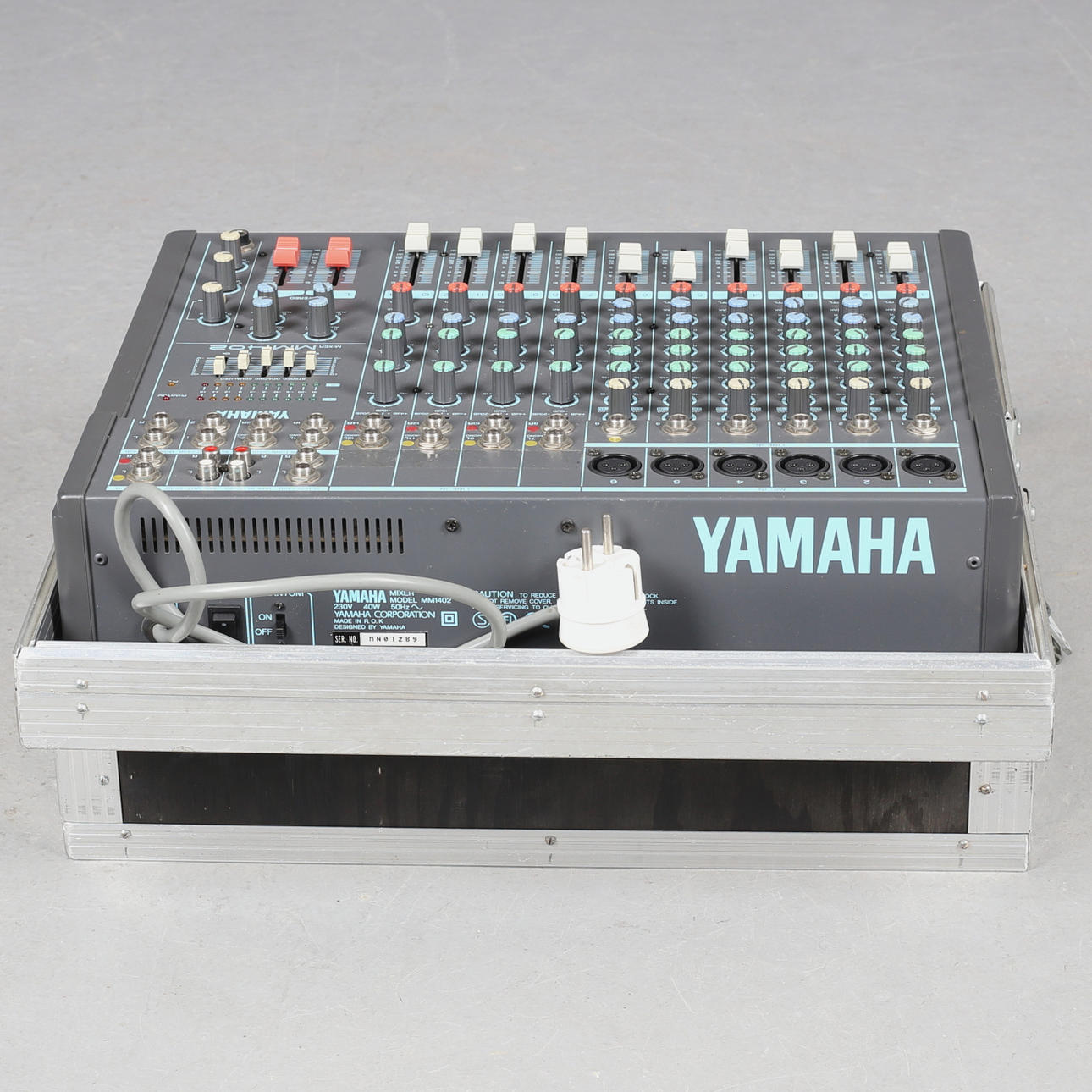 MIXER, Yamaha, MM1402, with flight case. Collectables - Musical