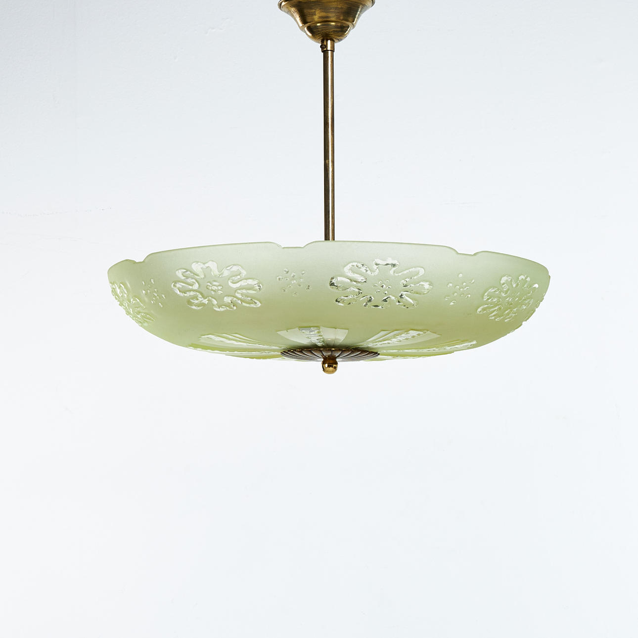 TAKLAMPA, glas och mässing, möjligen Orrefors, 1940/50-tal. Belysning ...
