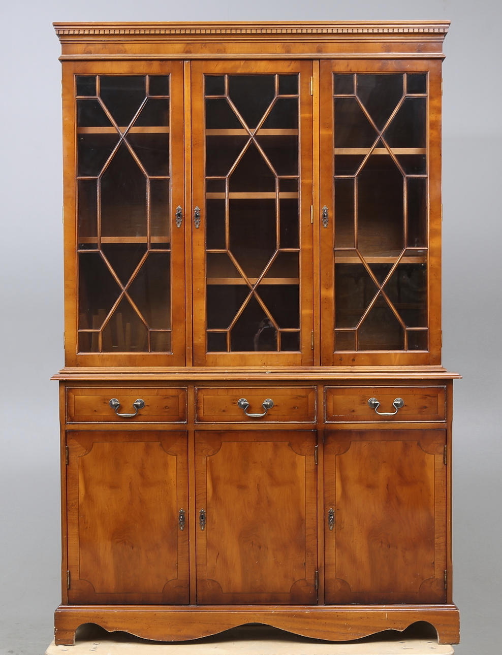 VITRINSKÅP, idegran, Engelsk stil, 1900 talets fjärde kvartal.