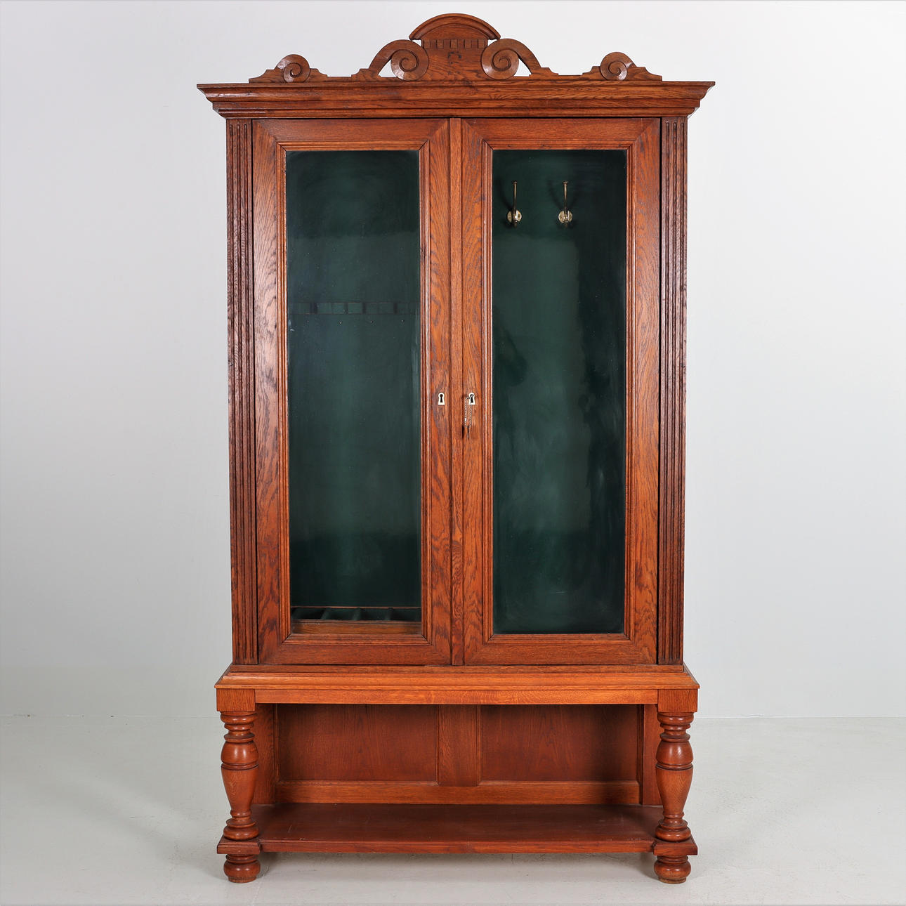 WAFFENSCHRANK, Eiche, Glastüren, erste Hälfte des 20. Jahrhunderts.