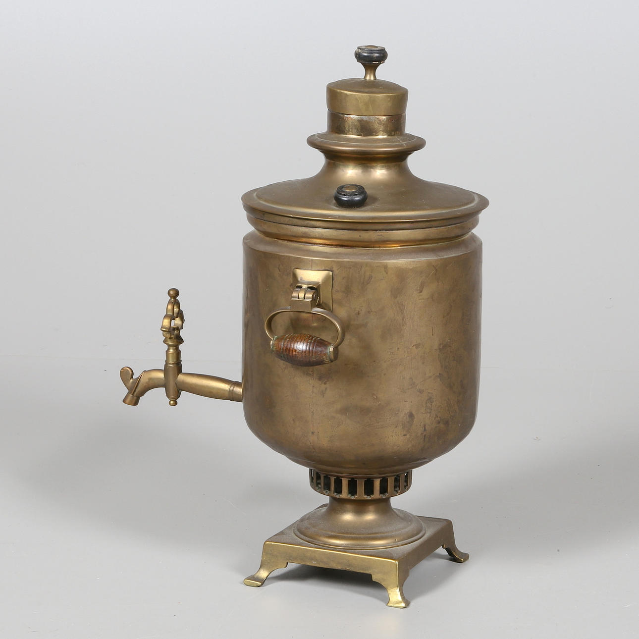 TESAMOVAR i mässing, med handtag i trä. 1900-talets mitt.