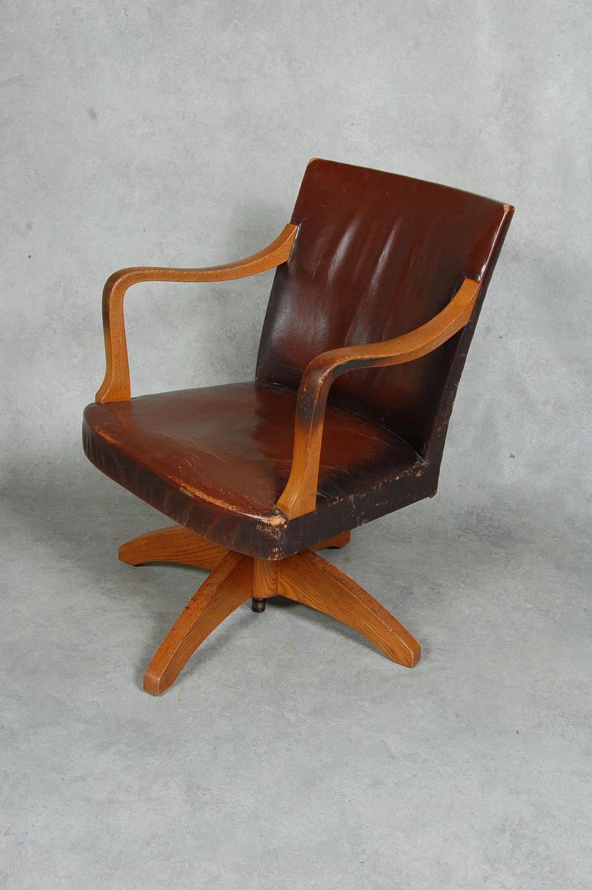 SKRIVBORDSSTOL, skinn, 1900-talets början.