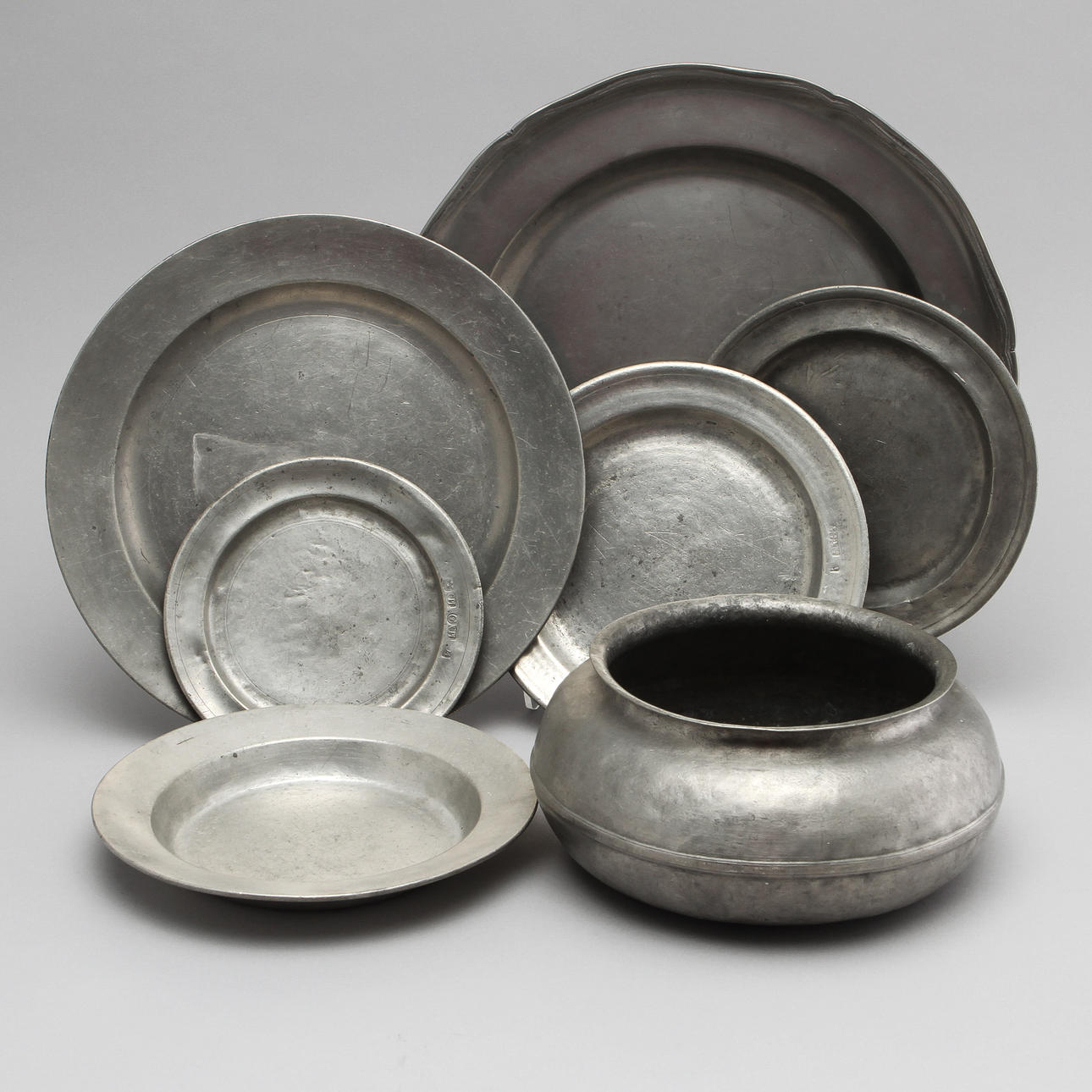 FAT, 6 s samt URNA, tenn, 1800-tal.