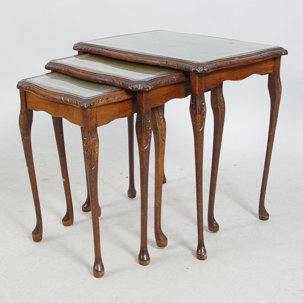 SATSBORD, 3 delar, skinnskiva täckt med glas, rokokostil.