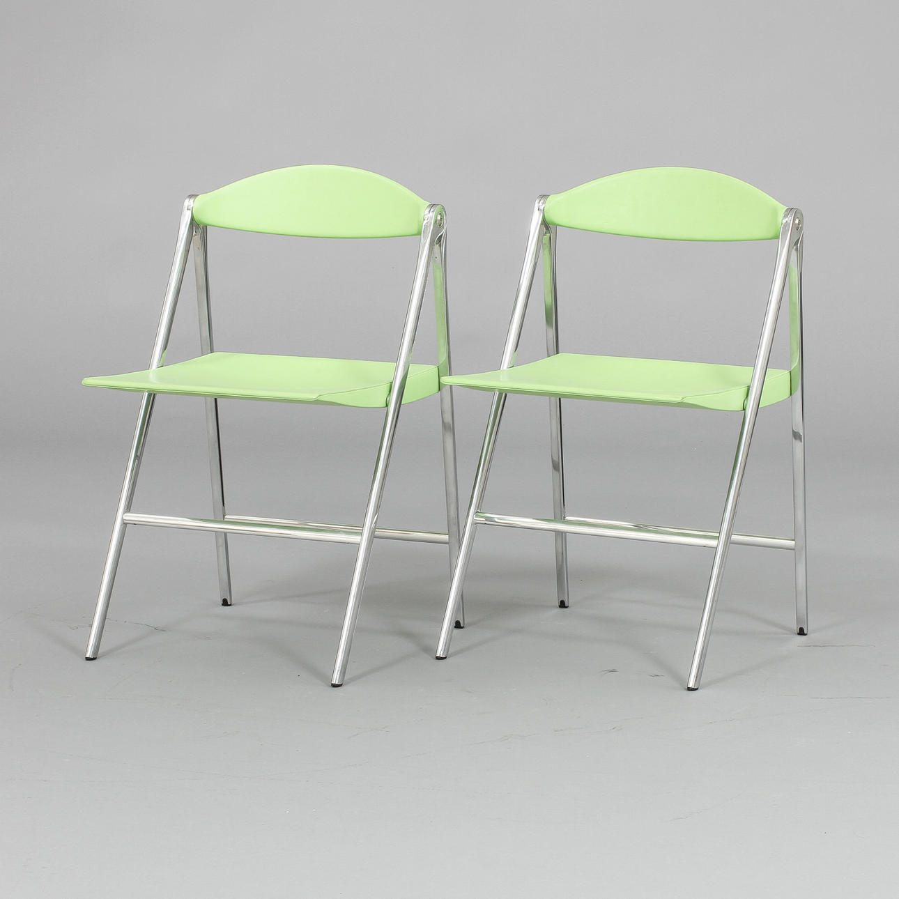 STOLAR, ett par, "Donald", grönt skinn, Poltrona Frau.